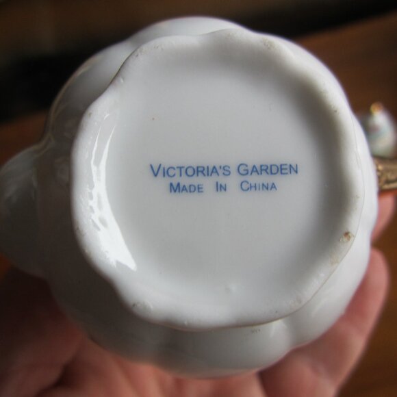 VTG VICTORIA'S GARDEN MINIATURE TEA SET, VER ORNATE - Picture 5 of 5